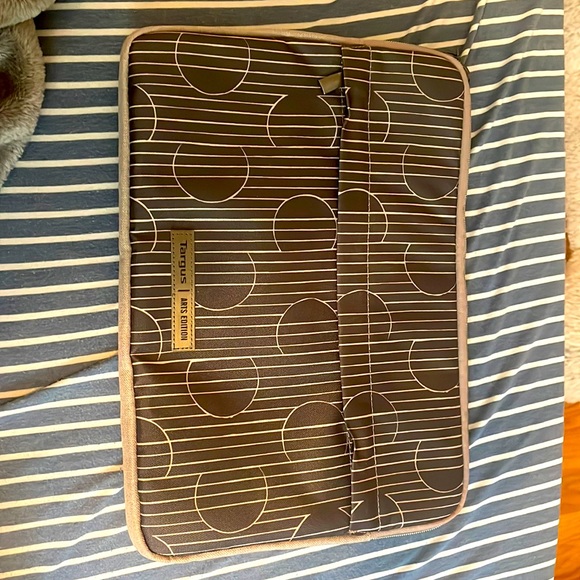 Computer case - Picture 1 of 2